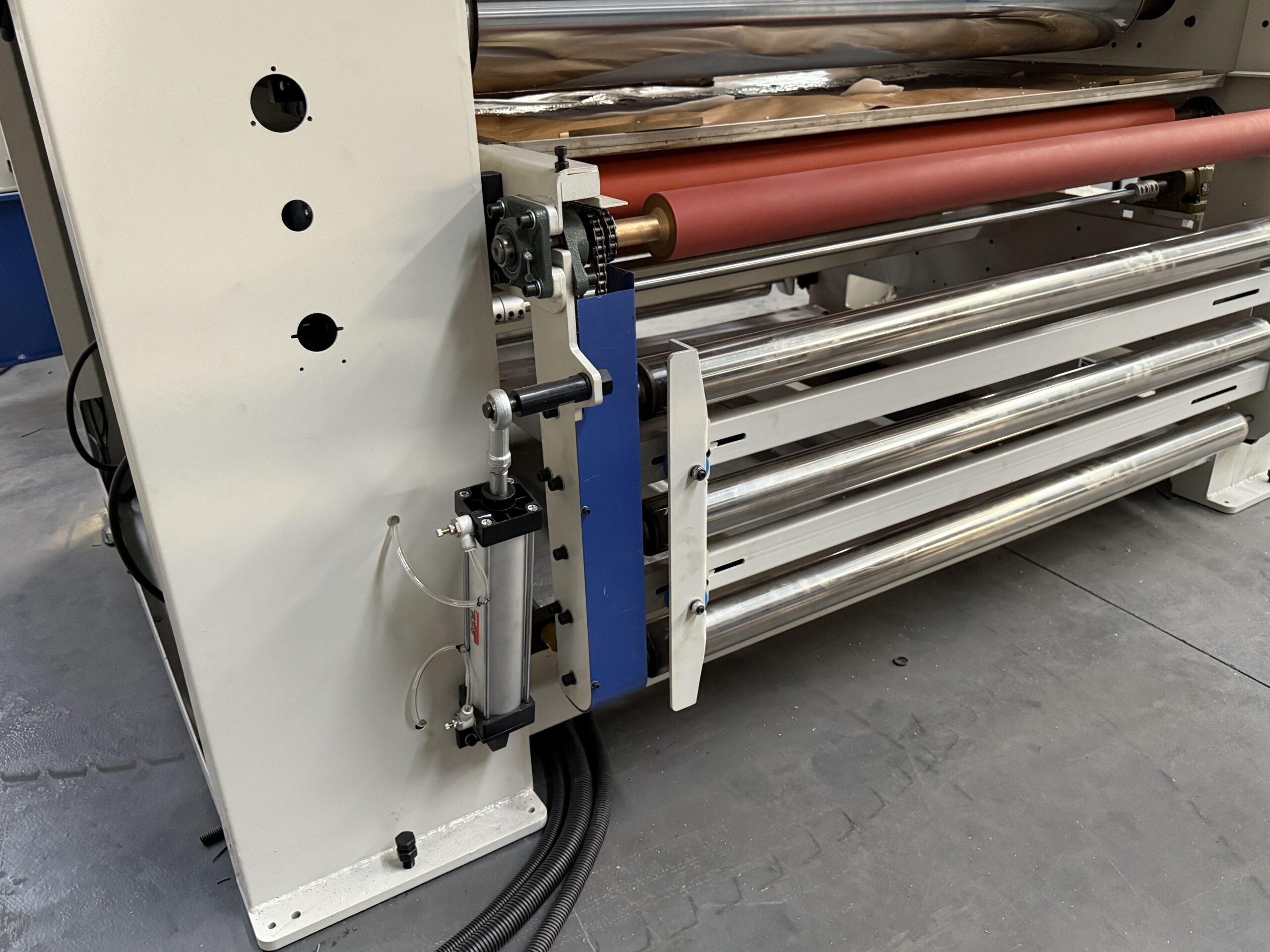 Cylinder for laminating machine